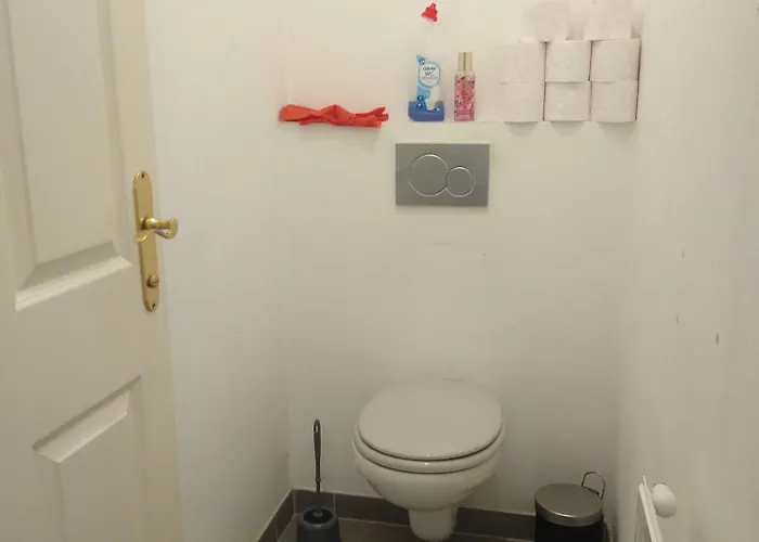 With 2 Bedrooms And A Small Living דירה *