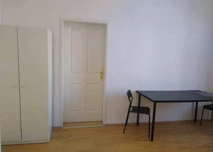 With 2 Bedrooms And A Small Living * וינה