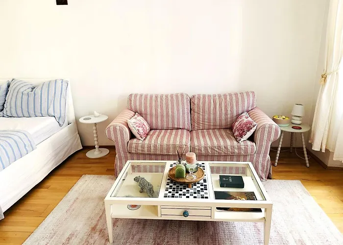 With 2 Bedrooms And A Small Living דירה *