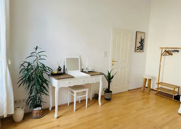 With 2 Bedrooms And A Small Living * וינה