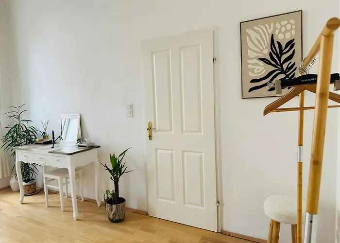 With 2 Bedrooms And A Small Living דירה *