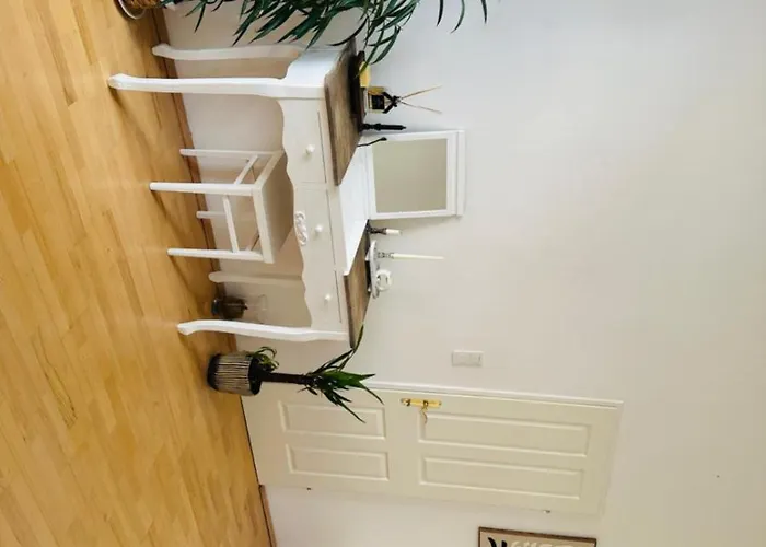 With 2 Bedrooms And A Small Living דירה *
